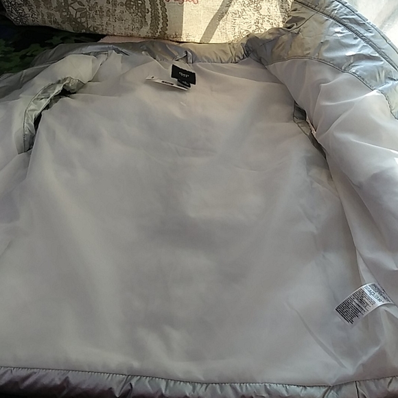 GAP MEDIUM SILVER PUFFER VEST - Picture 5 of 10